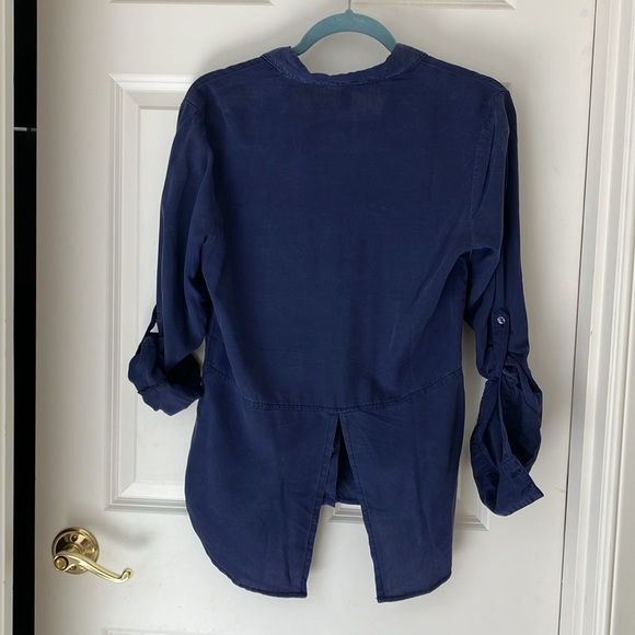 Francesca’s Blouse with embroidered cactus pockets & split back shirttail detail - Picture 5 of 6